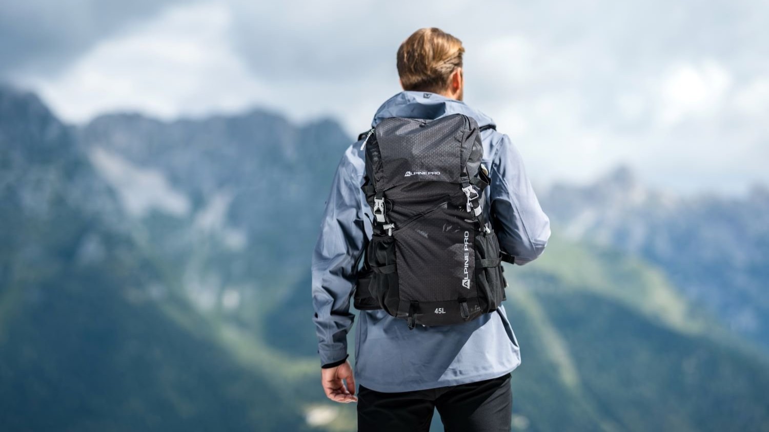 Batohy do města a na turistiku: jak zvolit ten pravý